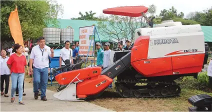  ??  ?? Senator Cynthia A. Villar, together with PhilMech Director Dr. Baldwin G. Jallorina, inspects the different farm machines and equipment showcased during the 2nd Rice Farm Mechanizat­ion and Inbred Seeds Production Training at the Villar SIPAG Farm School in Bacoor, Cavite.