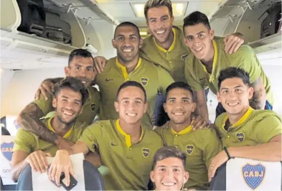  ??  ?? Felicidad en el avión. Tevez, Ábila, Buffarini y Pavón arriba; Mas, Jara, Reynoso y Espinoza al medio; el pibe Leo Balerdi abajo. Hay fe para el debut.