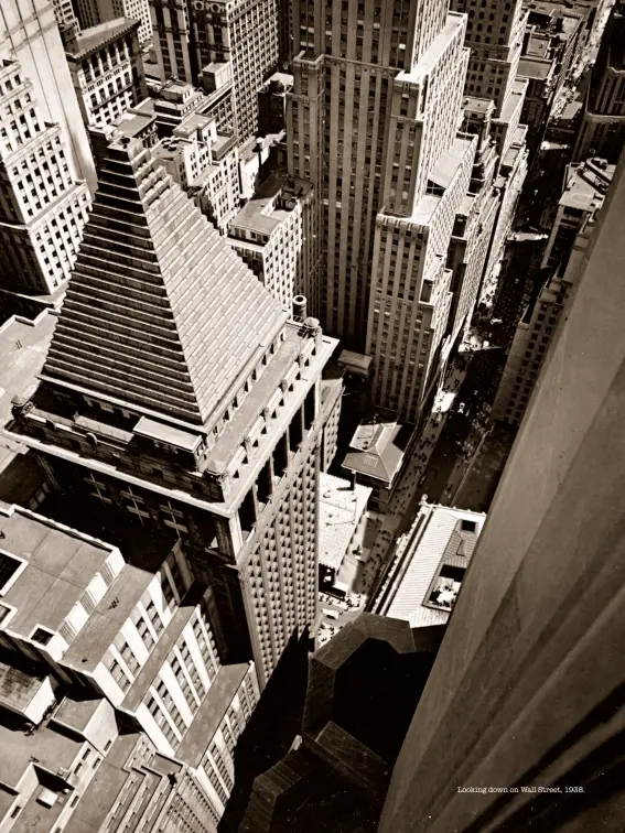  ??  ?? Looking down on Wall Street, 1938.