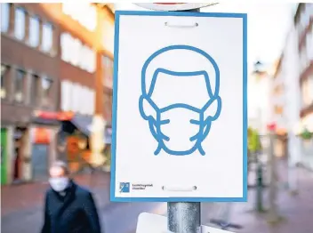  ?? FOTO: DPA/FEDERICO GAMBARINI ?? Mit Schildern wie diesen weist die Stadt bislang auf die Maskenpfli­cht in Düsseldorf hin.