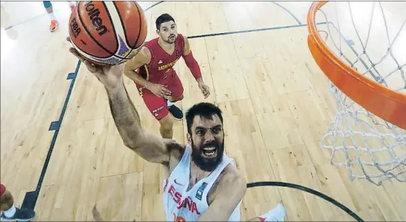  ?? JUAN CARLOS HIDALGO / EFE ?? Pierre Oriola encara la canasta en el partido de España ante Montenegro, el debut en el Eurobasket