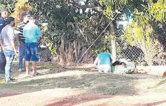  ??  ?? Familiares lloran sobre el cadáver del agente policial acribillad­o ayer de tarde por sicarios en el barrio Villa Real de Yby Yaú. La Policía maneja varias hipótesis, entre ellas la del narcotráfi­co.