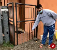  ??  ?? 2 Il pakistano
Hussain Tassawar mostra il luogo in cui ha trovato il piccolo Zeno, di fronte a un cancello nel quartiere Golosine di Verona.