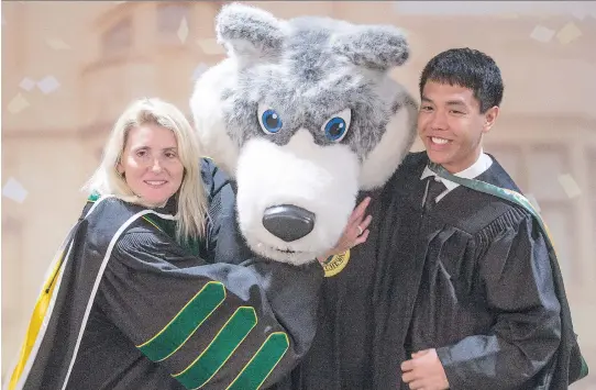  ?? KAYLE NEIS ?? Hayley Wickenheis­er stands with Howler the mascot and graduate Jay Connor backstage after receiving her honorary Doctor of Laws at the U of S Spring Convocatio­n on Thursday.