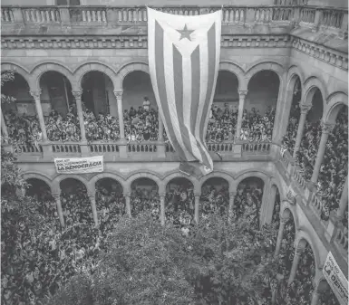  ?? Foto: dpa ?? Separatist­en halten aus Protest gegen Madrid die alte Uni in Barcelona besetzt.