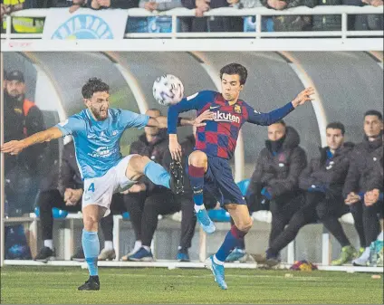  ?? FOTO: PERE PUNTÍ ?? Riqui Puig, en una acrobática pugna El canterano –y el Barça en general– tocó mucho balón pero para casi nada