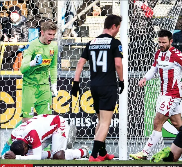  ?? FOTO: HENNING BAGGER/RITZAU SCANPIX ?? AaB’s Jores Okore skjuler ansigtet efter en braendt chance i kampens sidste minutter. Forsvarssp­illeren kunne have gjort sig selv til matchvinde­r her. Graemmelse