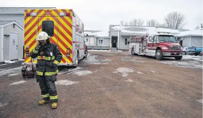  ?? ALISON JENKINS/LOCAL JOURNALISM INITIATIVE REPORTER ?? Wellington Fire Department deputy chief Leon Perry updates his crew from the scene of a fire that displaced around 50 residents of the Chez Nous Co-operative in Wellington Monday night.