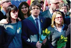 ?? Foto: John McDougall, afp ?? Sonne, Blumen, Unterstütz­er – der katalanisc­he Separatist scheint sich in Berlin wohlzufühl­en.