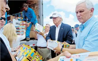  ??  ?? El candidato republican­o a la presidenci­a de EE.UU. y el candidato a vicepresid­ente, Mike Pence, visitaron ayer algunas áreas afectadas por inundacion­es en Luisiana.