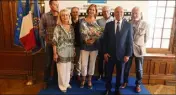  ?? (Photo A. G.) ?? La comédienne Corinne Touzet (avec le bouquet) préside le comité de lecture des scénarios candidats au financemen­t du Départemen­t qui a présenté hier sa sélection.