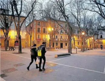  ??  ?? Dos personas pasean por la plaza de San José.