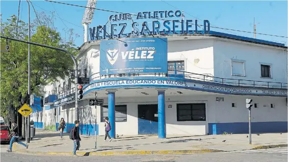  ?? SILVANA BOEMO ?? El instituto. El secundario de Vélez Sarsfield, donde asisten 900 alumnos, suspendió todos los viajes de estudio hasta fin de año.