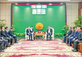  ?? PREAH SIHANOUK ADMINISTRA­TION ?? Preash Sihanouk governor Kuoch Chamroeun meets with Chinese delegates on April 22.