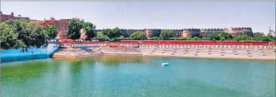  ?? HT PHOTO ?? A view of Junagarh Fort from the recentlyre­novated Sursagar lake in Bikaner.