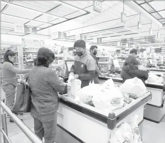 ?? XCA ?? Ciudadanos realizan sus compras en la Mega Tienda del Sur, donde hubo promocione­s./