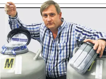  ?? Picture: SIMPHIWE NKWALI ?? COOL JOB: Petrus Loubser, manager of Androcryos, with a straw full of frozen sperm