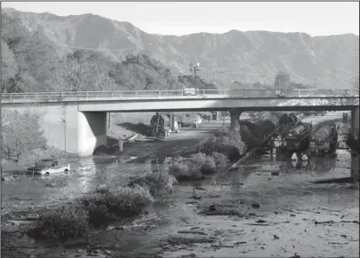  ?? The Associated Press ?? MUDSLIDE AFTERMATH: In this Sunday photo, crews work on clearing Highway 101 in the aftermath of a mudslide in Montecito, Calif. Officials say the possibilit­y of future catastroph­ic floods will be in mind as Montecito rebuilds following deadly...