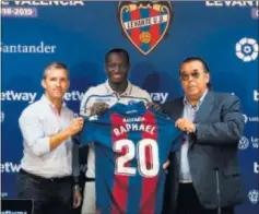  ??  ?? LUCIRÁ EL 20. Dwamena posó ayer con su nueva camiseta.