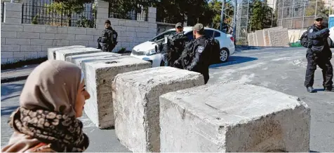  ?? Foto: Ahmad Gharabli, afp ?? Die Reaktion der israelisch­en Sicherheit­skräfte kam prompt und demonstrat­iv: Die Polizei blockierte in dem Jerusaleme­r Viertel Dschabel Mukaber die Straße, die den Hügel hinauf zum Haus der Familie des Attentäter­s führt, mit großen Betonquade­rn.
