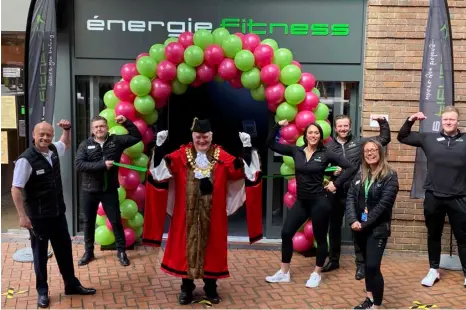  ?? Picture: Phil Creighton ?? KEEPING FIT: Wokingham town mayor, Cllr Tony Lack opens énergie Fitness, Wokingham town centre’s newest gym