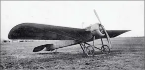  ?? MUSÉE RÉGIONAL DE L’AIR ?? Vaine tentative pour voler plus vite en compétitio­n avec de vieilles recettes, cette modificati­on d’un type II à voilure plate rognée trahissait les limites de la formule et le désarroi du bureau d’études.
Nieuport 13 le 18 février 1914. Ce biplace apparenté au monoplace type 11 portait un blindage autour du moteur et sur la gauche du poste de pilotage.