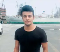  ??  ?? Με υπομονή και ευαισθησία, ο Αντέλ από τη Συρία βοηθάει τους συμπατριώτ­ες του και όλους τους αραβόφωνου­ς που ζουν στο λιμάνι του Πειραιά.