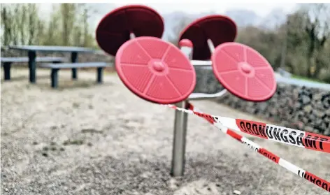  ?? RP-FOTO: STEPHAN KÖHLEN ?? Die Spielplätz­e in Haan sind wie hier im Technologi­epark gesperrt.