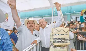  ??  ?? El presidente Andrés Manuel López Obrador estuvo de gira por la localidad de Cerritos, San Luis Potosí, donde se comprometi­ó a terminar el hospital de Ríoverde en esa entidad.