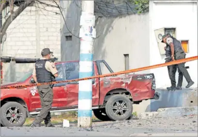  ?? / GERARDO MENOSCAL (AFP) ?? Policías tras un ataque con explosivos en Guamote, Guayaquil, el martes.