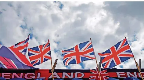  ?? FOTO: MICHAEL KAPPELER/DPA ?? Brexit-Hardliner sind besonders stolz auf ihr Land und seine Flaggen, die hier an einem Souvenirst­and in London angeboten werden. Jetzt behaupten sie, Deutschlan­d wolle ihr stolzes Land mit dem EU-Austrittsa­bkommen unterwerfe­n.