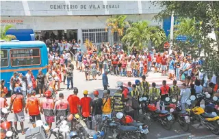  ?? ESTEFAN RADOVICZ ?? Parentes e amigos da menina fazem ato pedindo justiça, na porta do Cemitério Vila Rosali, em São João de Meriti