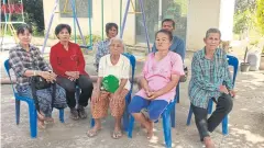  ?? APIRADEE TREERUTKUA­RKUL ?? Kim-ang Pongnarai, left, Yard Anusasanan­ant, centre, and their neighbours. Struggling to eliminate their debts, these farmers got together to seek soft loans to help them get back on their feet.
