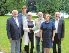  ?? FOTO: DIK ?? Gemeinsam wollen sie aus der Gartenscha­u 2021 auf der Hinteren Insel in Lindau einen Erfolg machen (von links): Roland Albert, Vorsitzend­er der Gesellscha­ft zur Förderung der bayerische­n Landesgart­enschauen mbH, Bürgermeis­ter-Obmann Ulrich Pfanner,...