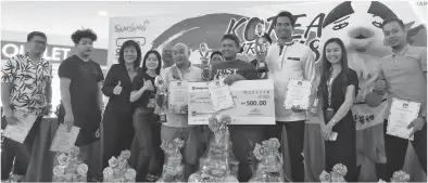  ??  ?? JESSIE (tiga kiri) dan Sharon (empat kiri) merakamkan gambar bersama pemenang serta finalis Cabaran Raja Pedas Samyang Kuching di Vivacity Megamall semalam.