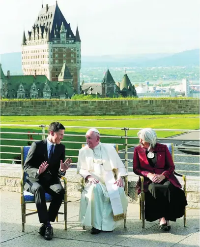  ?? AP ?? El Papa con Trudeau y Mary Simon, que encarna la figura de jefa de Estado y, por tanto, emisaria de Isabel II