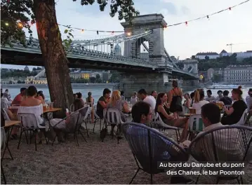  ??  ?? Au bord du Danube et du pont des Chanes, le bar Poonton