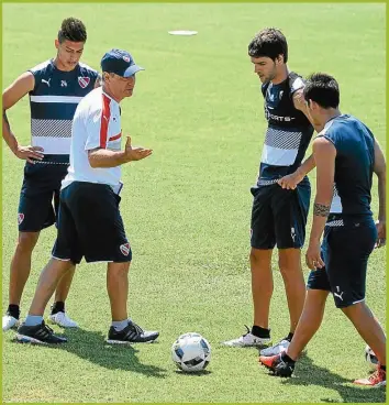  ?? TELAM ?? DEBUT. Holan bromeó con los jugadores y dio las primeras indicacion­es. Empezó una nueva era.