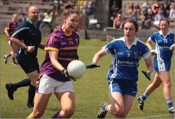  ??  ?? Wexford full-forward Aisling Murphy taking on Anna Healy of Laois.