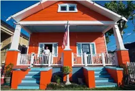  ??  ?? Deux artistes devant les devantures du Vieux Carré et une jeune femme du quartier Marigny. La couleur égaie aussi cette maison typique d’Algiers Point. A droite, l’étonnant décor d’un salon de tatouage de Bourbon Street.