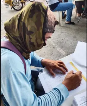  ?? (DepEd Central Luzon) ?? SECOND CHANCE FOR EDUCATION.
Despite the urgent need to work, a learner from SDO-Balanga City arrives early at the module dropoff point to get materials for the Alternativ­e Learning System – Senior High School. Balanga City is one of the 10 divisions in the region implementi­ng ALS-SHS providing lifelong and second-chance education to out-of-school youths and adults.