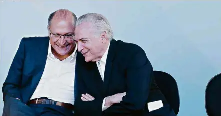  ?? Jorge Araujo/Folhapress ?? Michel Temer e Geraldo Alckmin conversam durante cerimônia do Minha Casa, Minha Vida em Mogi das Cruzes (SP)