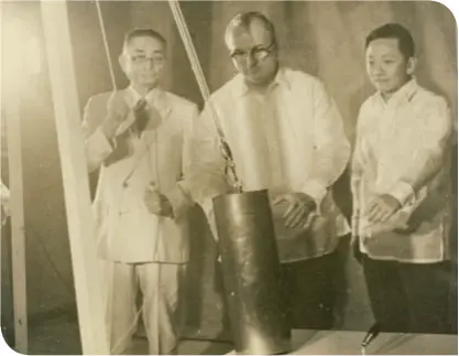  ??  ?? Laying of the cornerston­e of AIM. (From left) Eugenio Lopez, Sr., Stephen Fuller and Wash Sycip