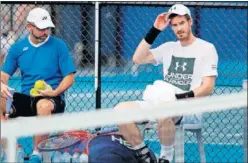  ??  ?? DESCANSARÁ. Andy Murray se toma un respiro en un entrenamie­nto.