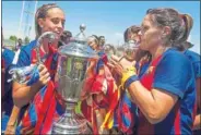  ??  ?? Alexia Putellas y Ruth García, con la Copa.