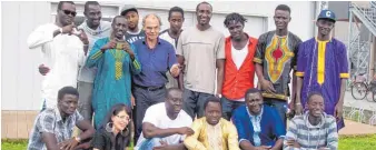  ?? FOTO: PRIVAT ?? Dieses Foto des „Gambia Verein Ravensburg“entstand bei einer Mitglieder­versammlun­g am 6. August. In der Mitte Claus Scheuber, dahinter der Vorsitzend­e Foday Jallow.