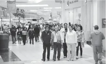  ??  ?? Distracció­n. Aunque las diferentes plazas comerciale­s de la ciudad lucieron abarrotada­s, la mayoría de la gente sólo acudió a pasear con la familia.