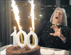  ??  ?? Keleti ríe antes de soplar las velas de la tarta de su 100 cumpleaños.