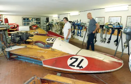  ?? (foto Cusa) ?? Rarità Alcune degli esemplari in mostra al Museo della barca . Sopra, motoscafi da gara, a destra vecchie barche dei contrabban­dieri, a sinistra un’auto anfibia