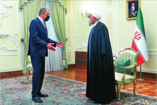  ?? REUTERS ?? El presidente iraní, Hasan Rohani, recibe ayer en Teherán al ministro de Exteriores de Rusia, Sergei Lavrov